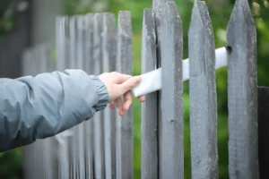 Read more about the article Fence Fix-Up: Secure Boundaries with Basic Repairs